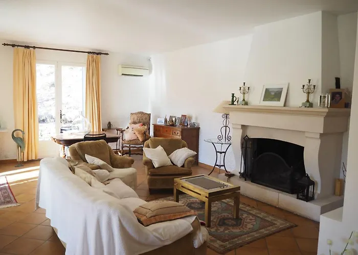 Charmantes Mit Garten By Interhome Holiday home Pierrevert